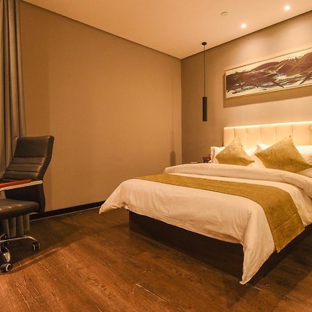 Metropolo,Shanghai,Hongqiao Airport,Wuzhong Road Екстериор снимка